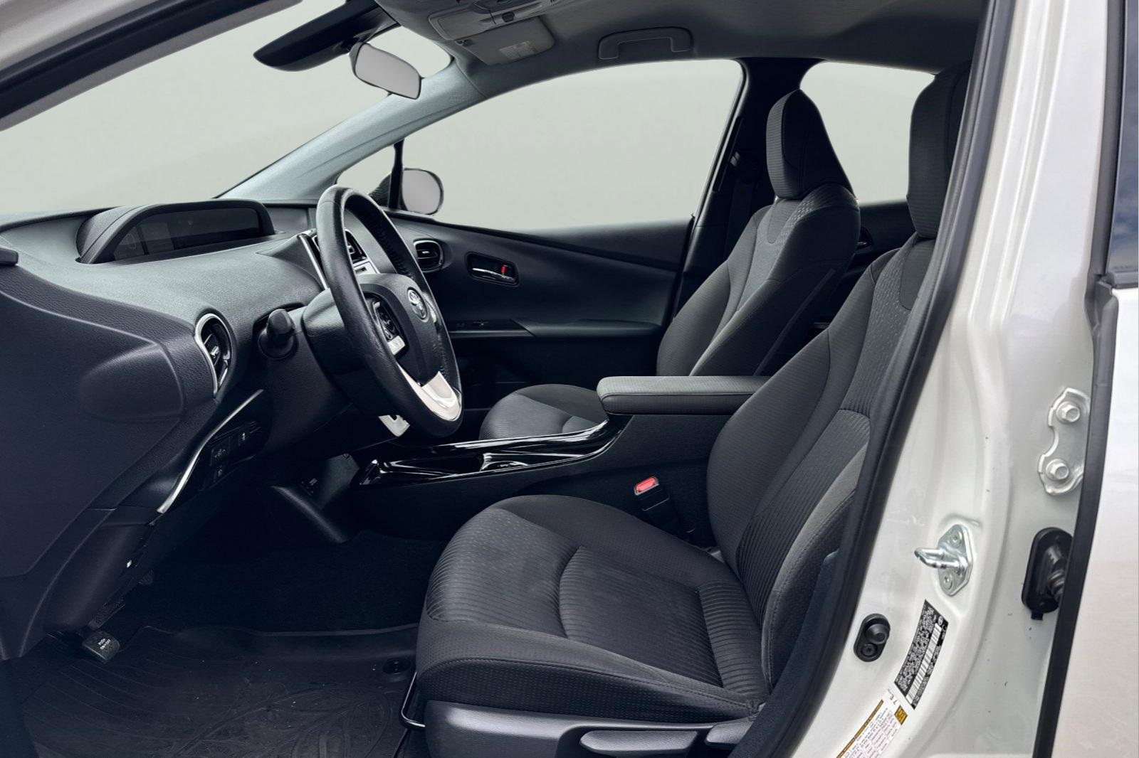 2017 Toyota Prius Prime Plus photo 13