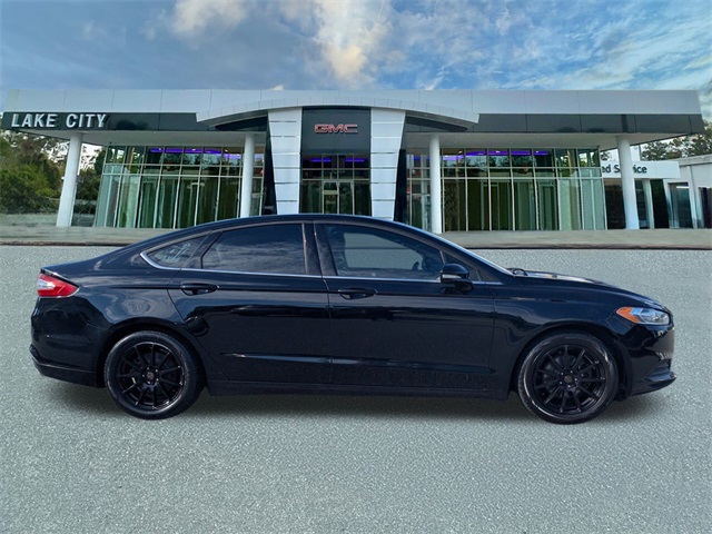 2016 Ford Fusion SE photo 2