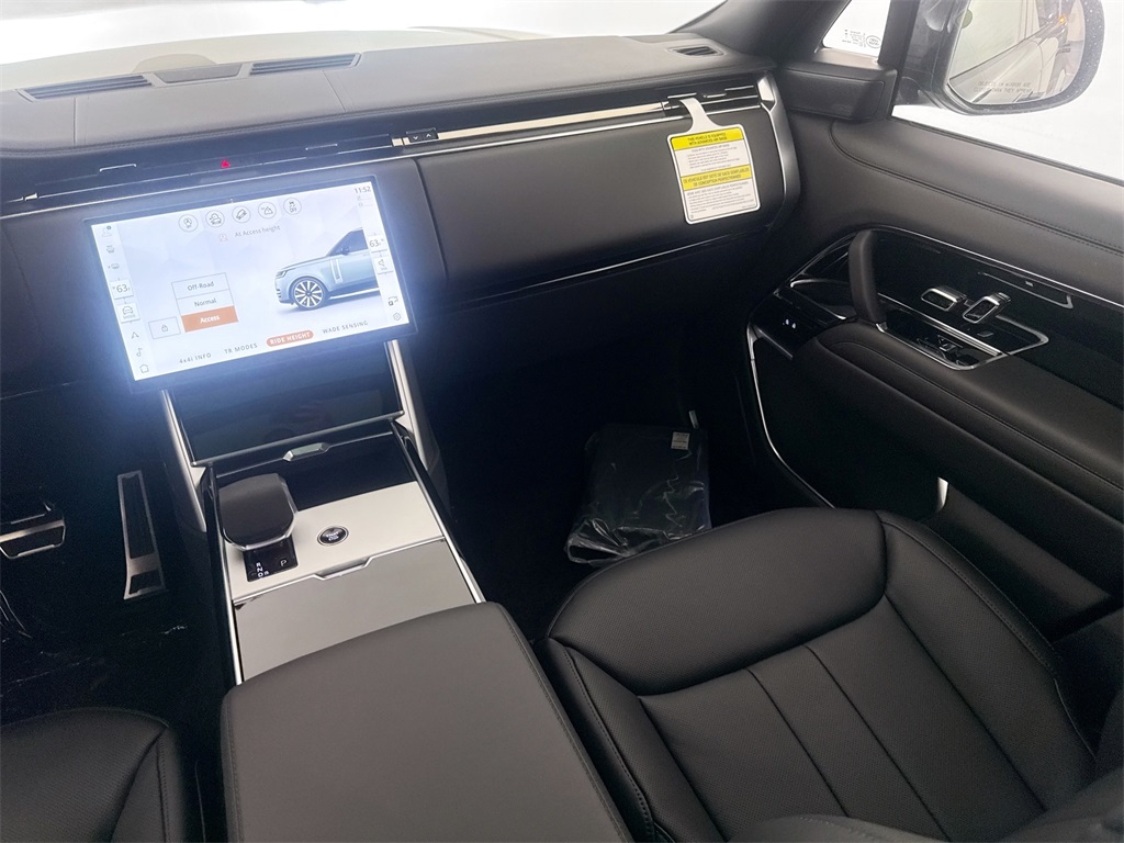 2025 Land Rover Range Rover SE photo 21