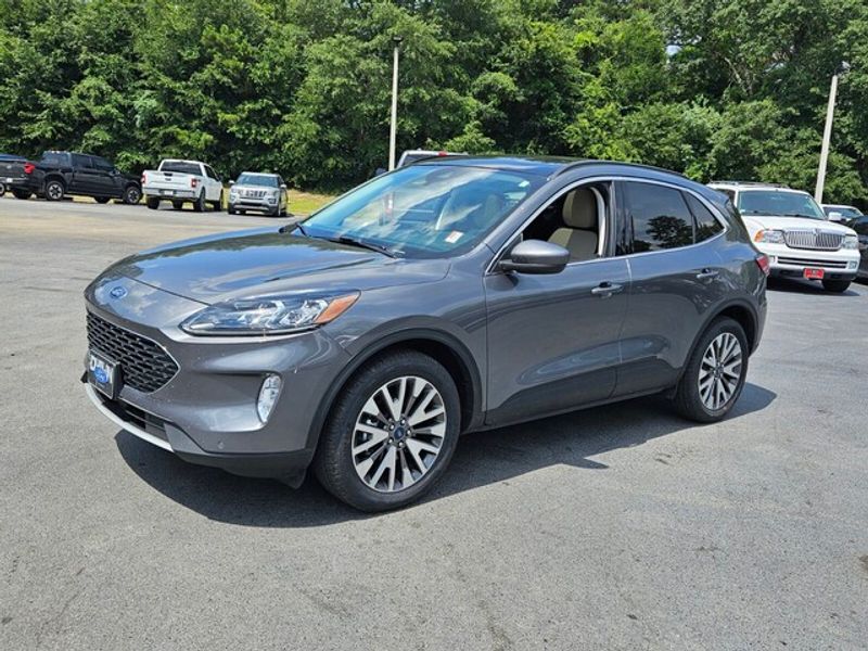 2022 Ford Escape Titanium Hybrid photo 3