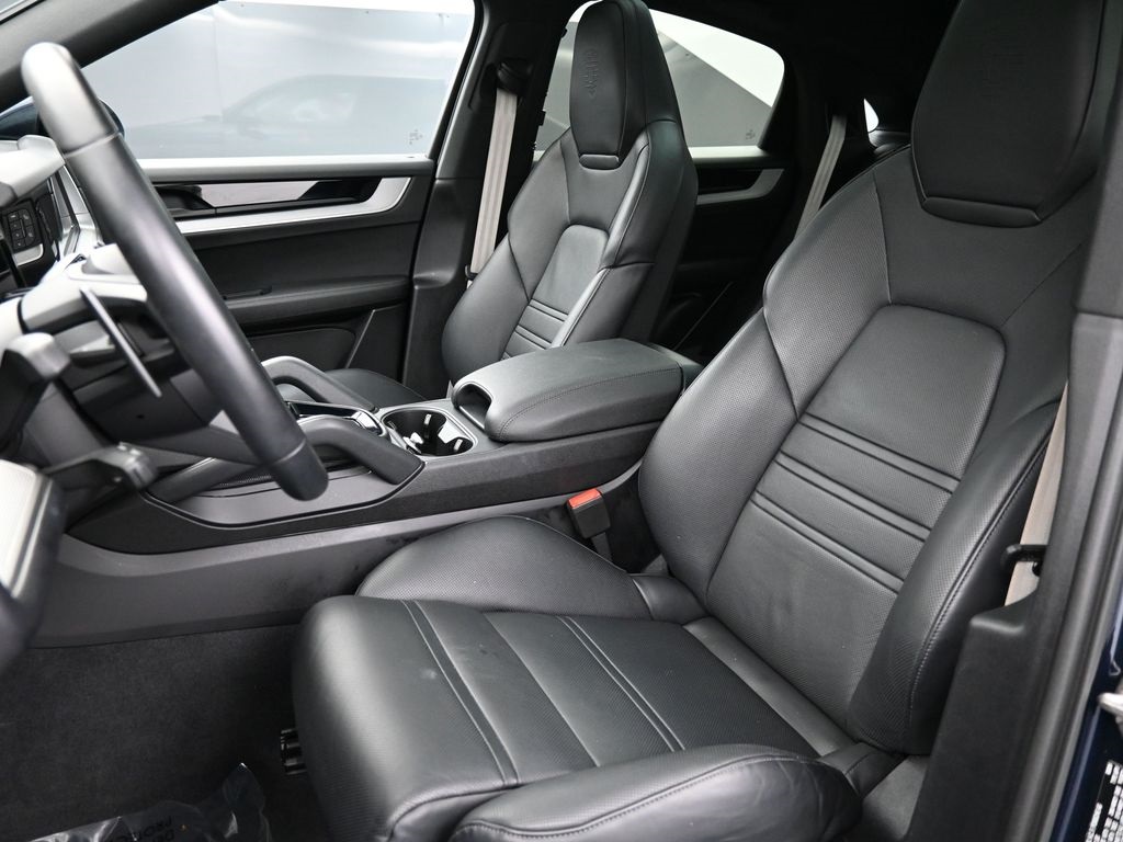 2024 Porsche Cayenne Coupe Base photo 4
