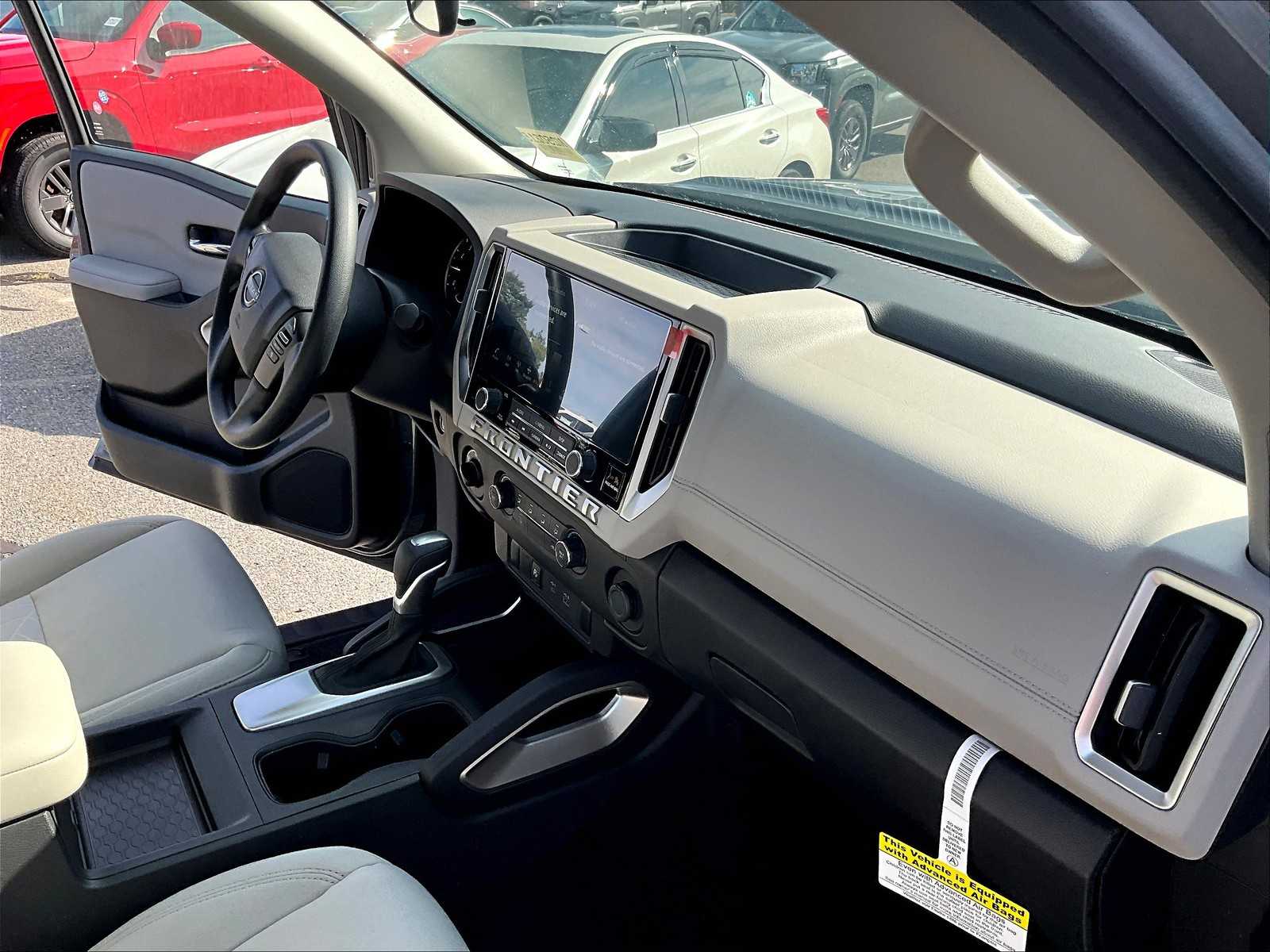 2025 Nissan Frontier SV photo 11
