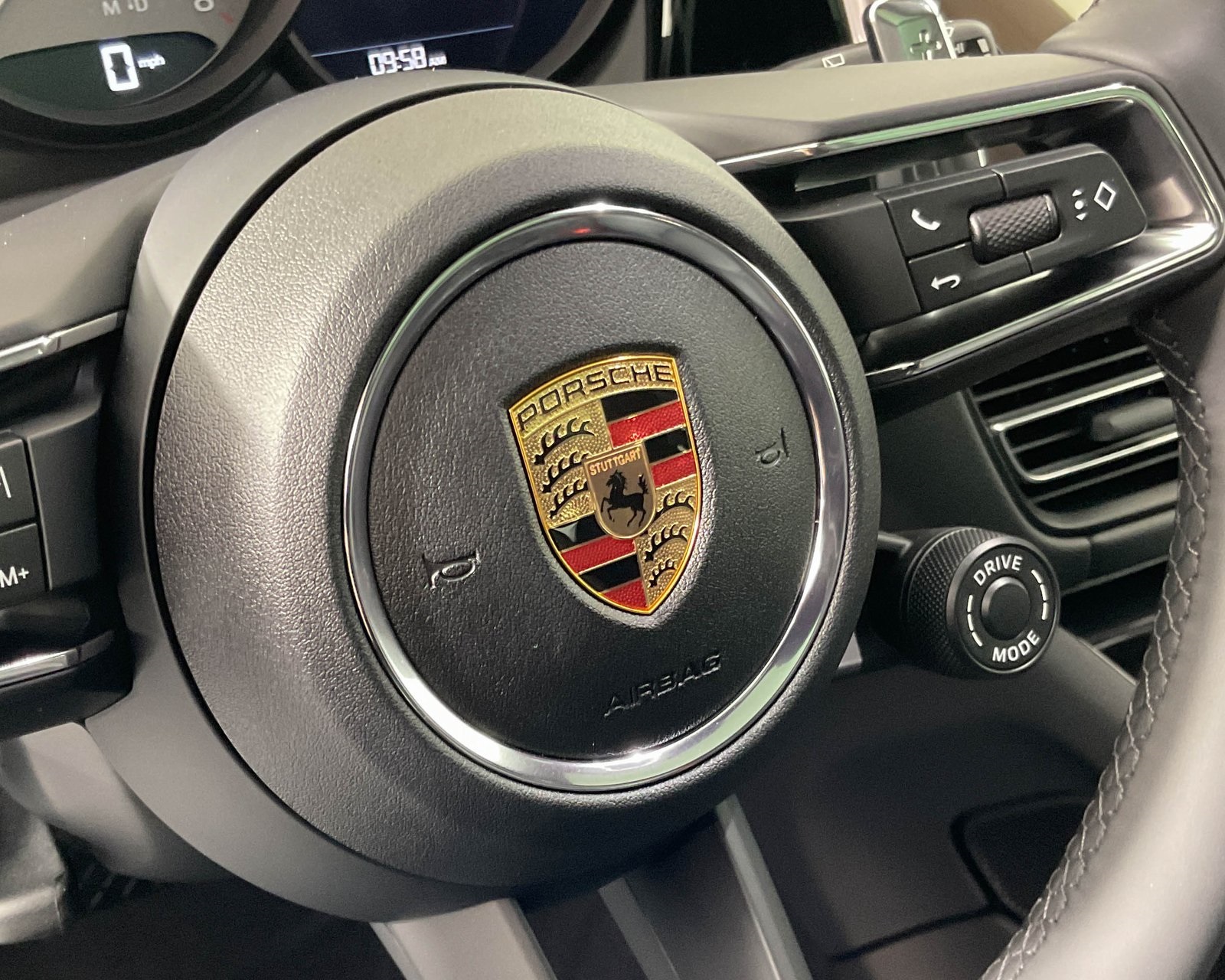 2025 Porsche Macan S photo 16