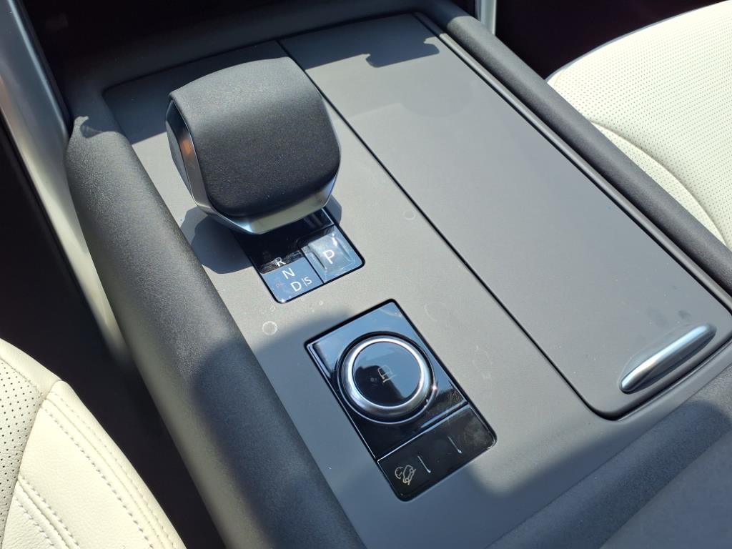 2025 Land Rover Discovery SE photo 9