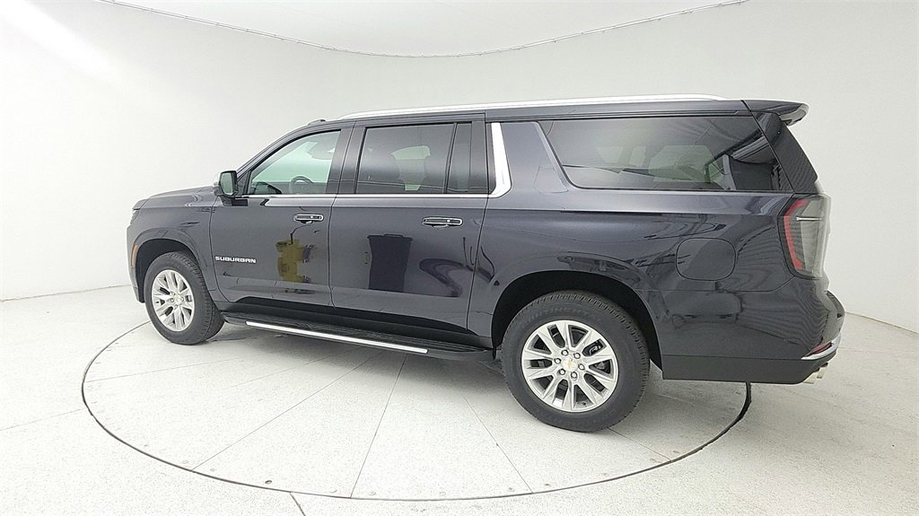 2025 Chevrolet Suburban Premier photo 2