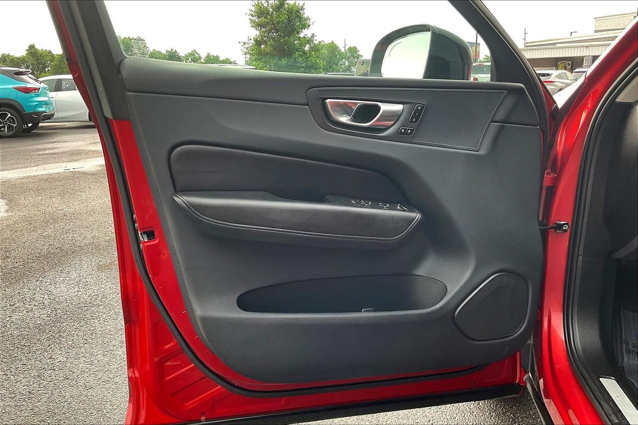 2023 Volvo XC60 B5 Plus photo 18
