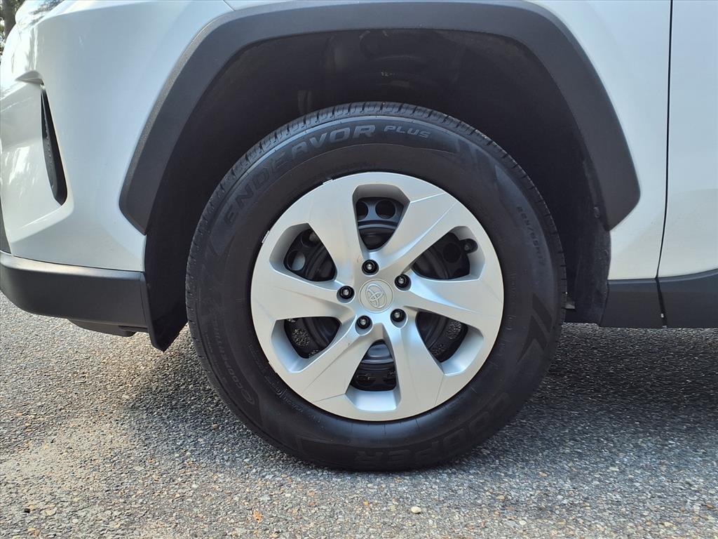 2022 Toyota RAV4 LE photo 4