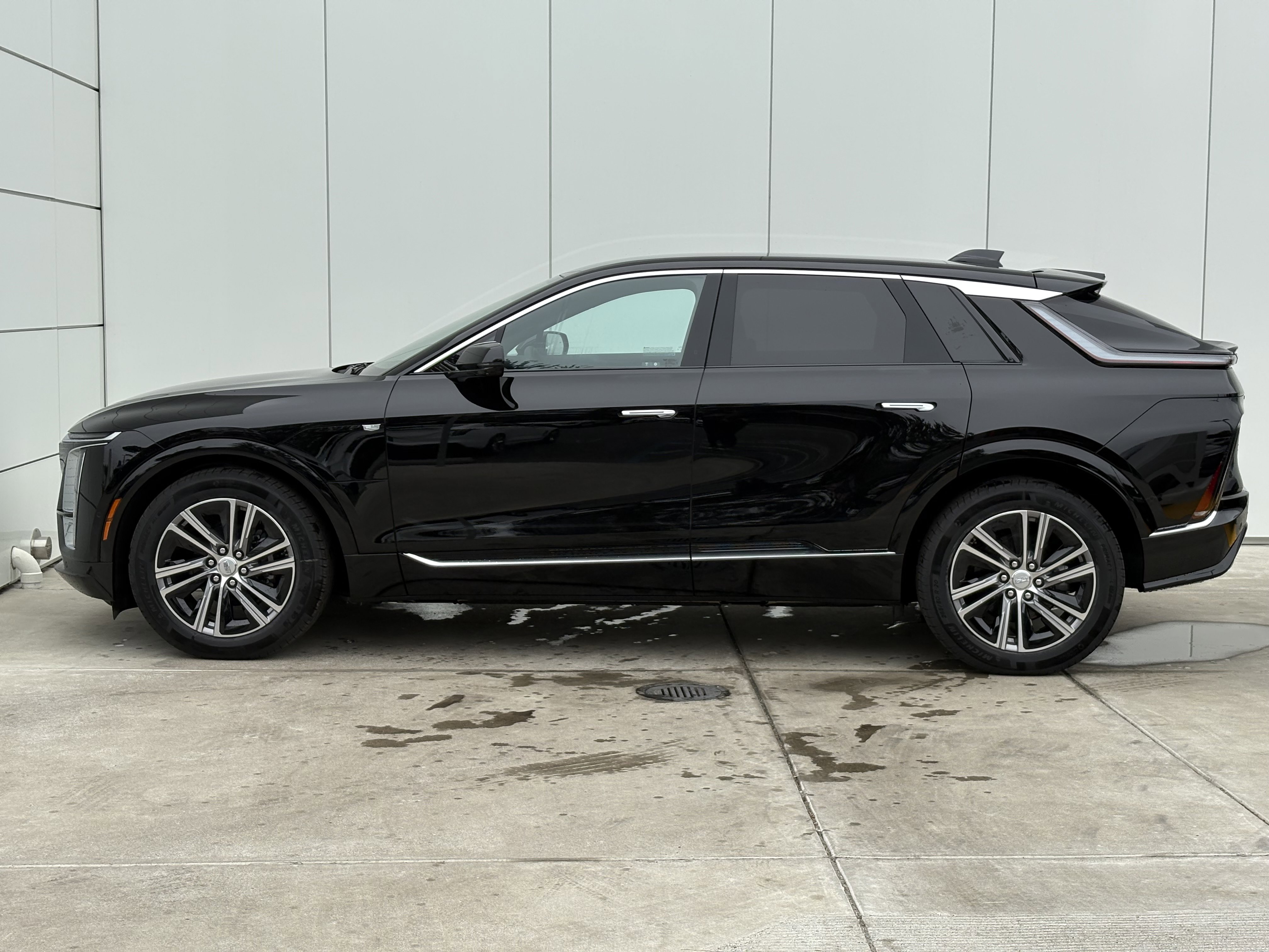 2025 Cadillac Lyriq Luxury photo 3