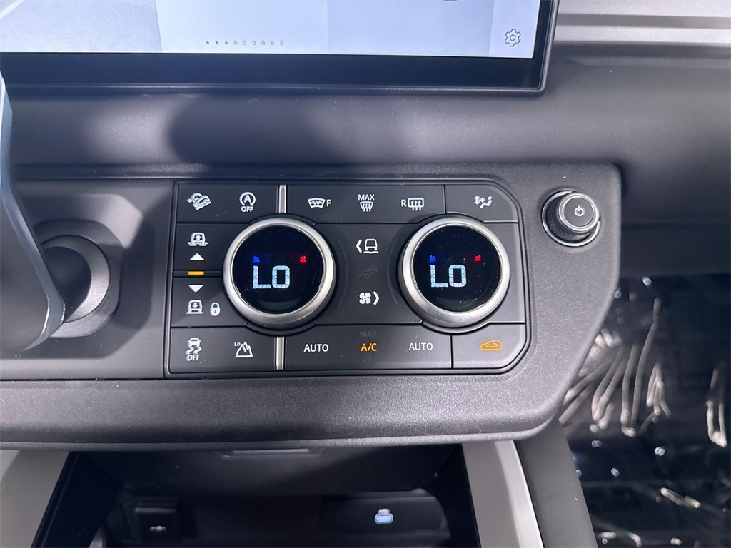 2025 Land Rover Defender 110 V8 photo 16