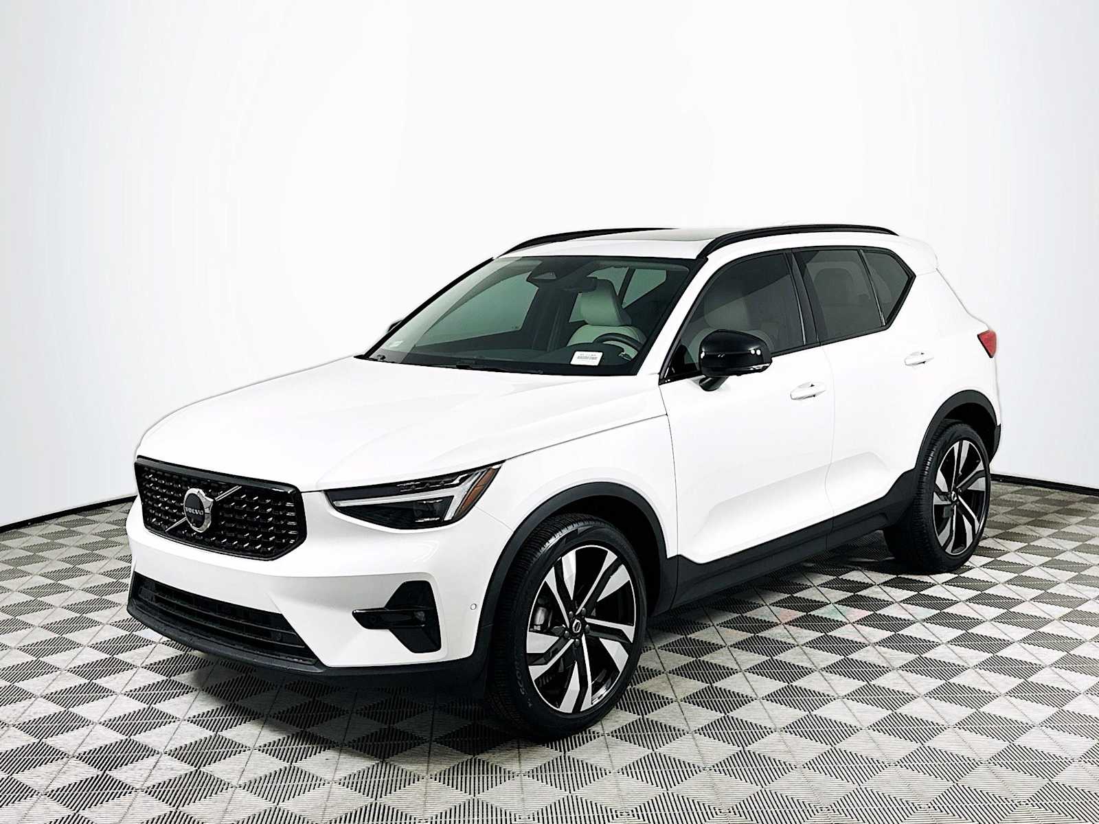 2025 Volvo XC40 AWD Plus photo 3