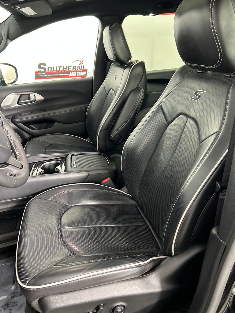 2024 Chrysler Pacifica Hybrid photo 4