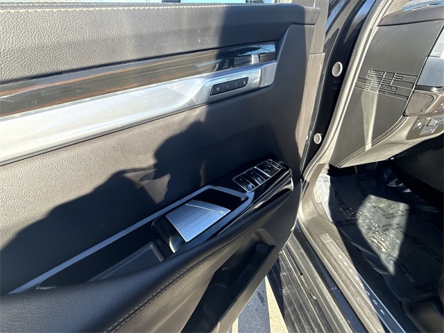 2025 Cadillac Escalade Premium Luxury photo 4