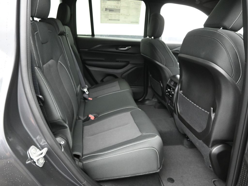 2025 Jeep Grand Cherokee Laredo X photo 3