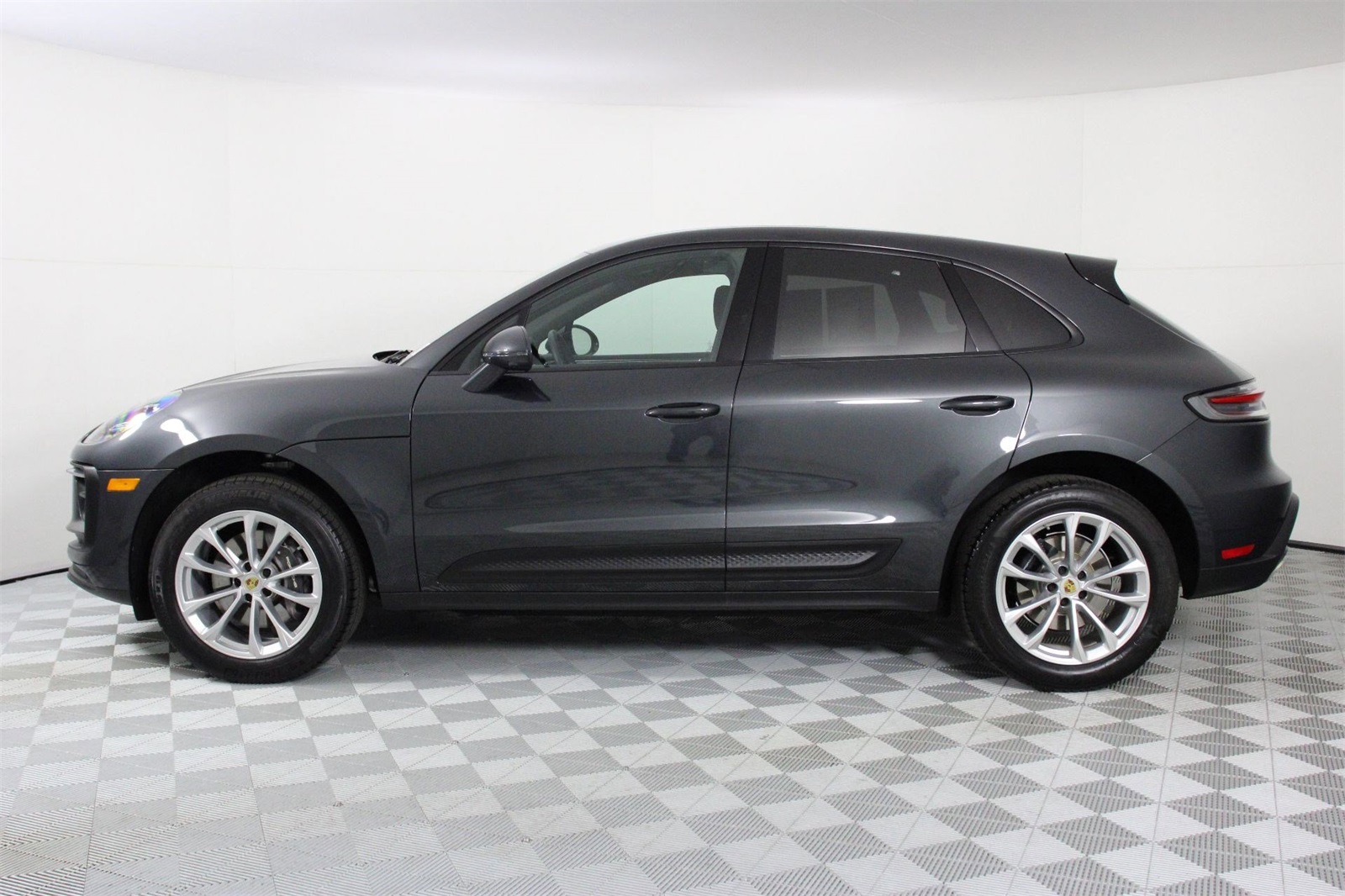 2025 Porsche Macan T photo 2