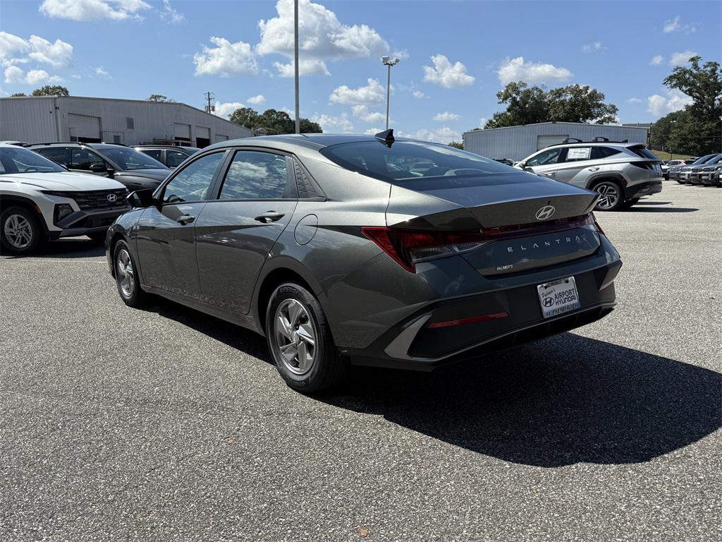 2025 Hyundai Elantra SE photo 4