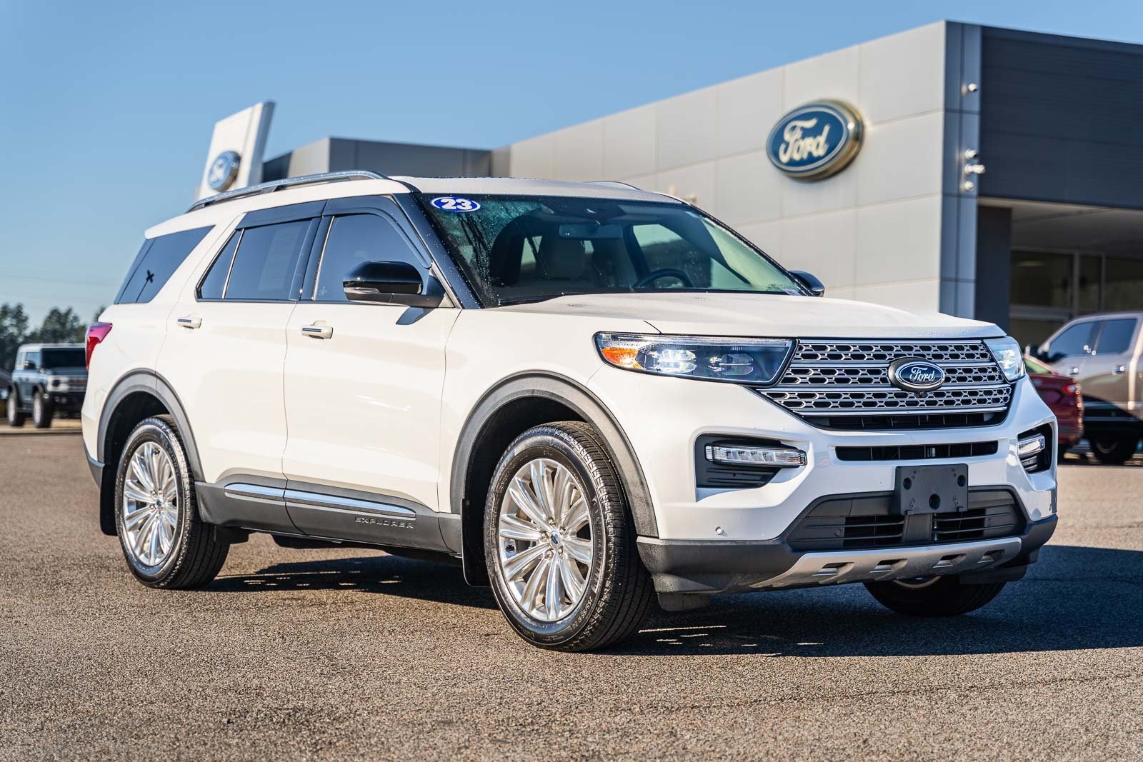 2023 Ford Explorer Limited's photo