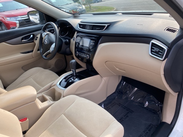 2016 Nissan Rogue SV photo 25