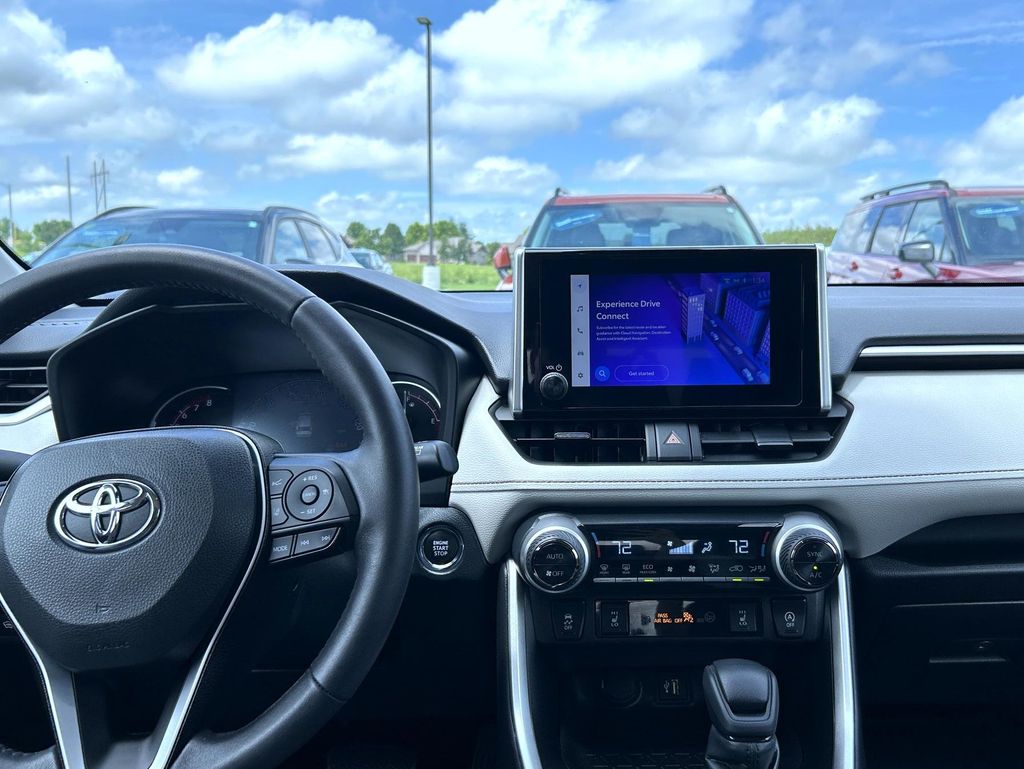 2023 Toyota RAV4 XLE photo 13