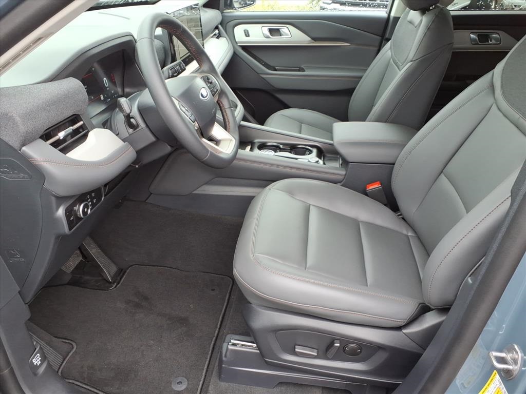 2025 Ford Explorer photo 2