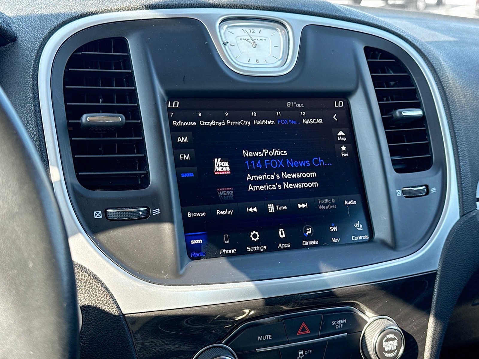 2019 Chrysler 300 Touring photo 15