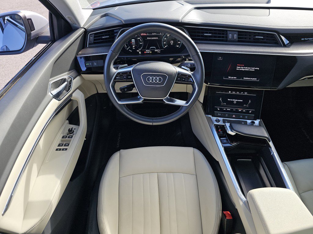 2022 Audi e-tron Premium photo 2