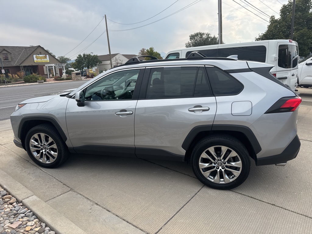 2021 Toyota RAV4 XLE Premium photo 4