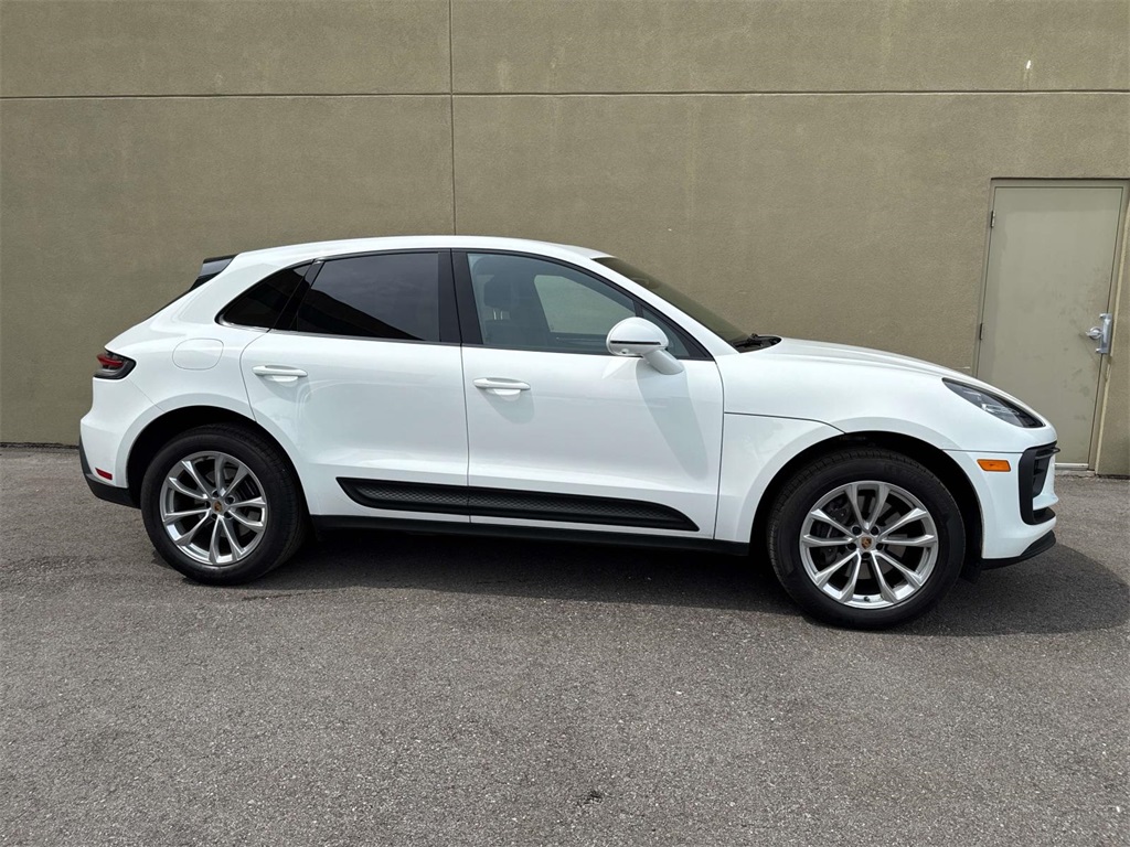 2024 Porsche Macan T photo 10