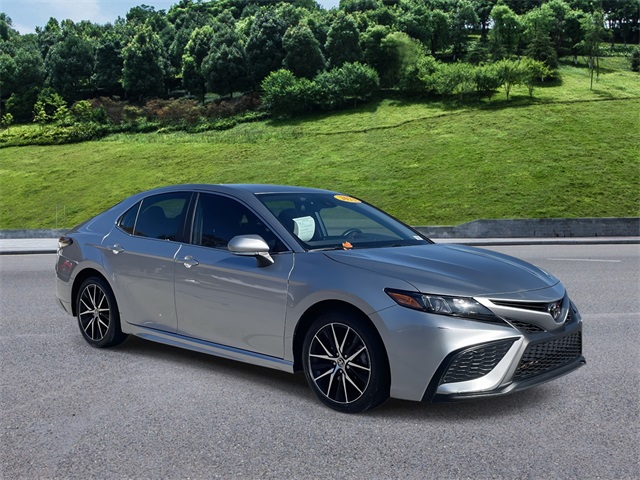 2023 Toyota Camry SE's photo