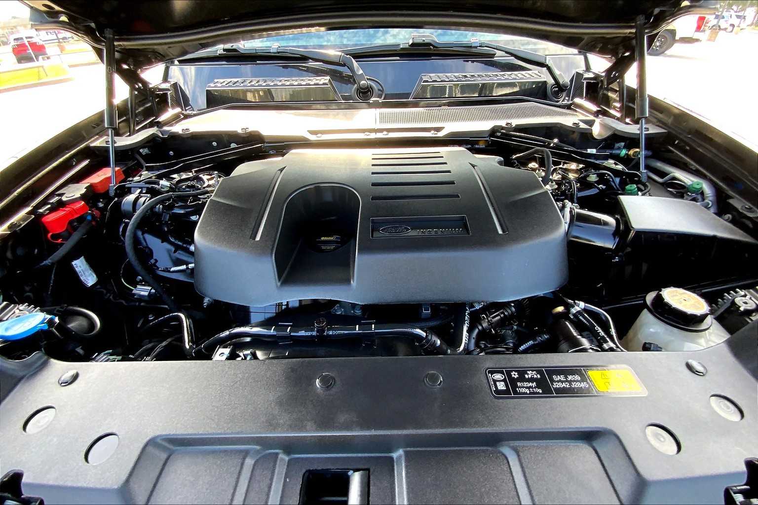2023 Land Rover Defender SE photo 28