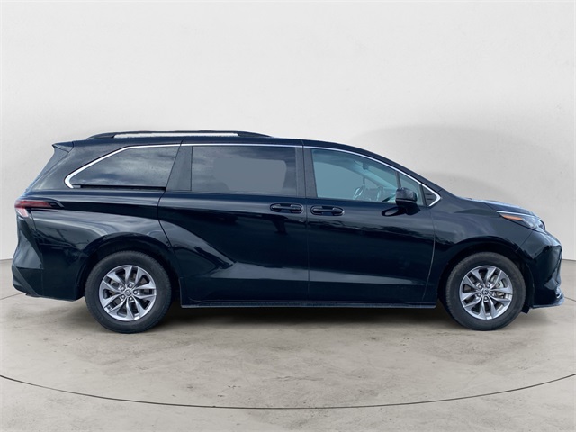 2023 Toyota Sienna LE photo 6