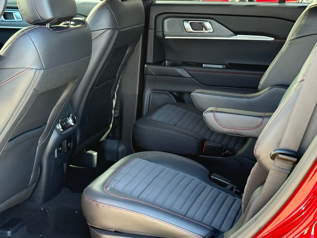2025 Ford Explorer ST-Line photo 8