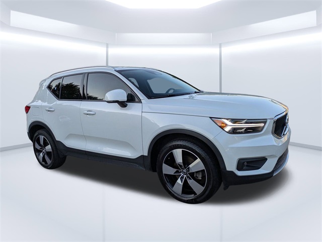 2021 Volvo XC40 Momentum photo 2
