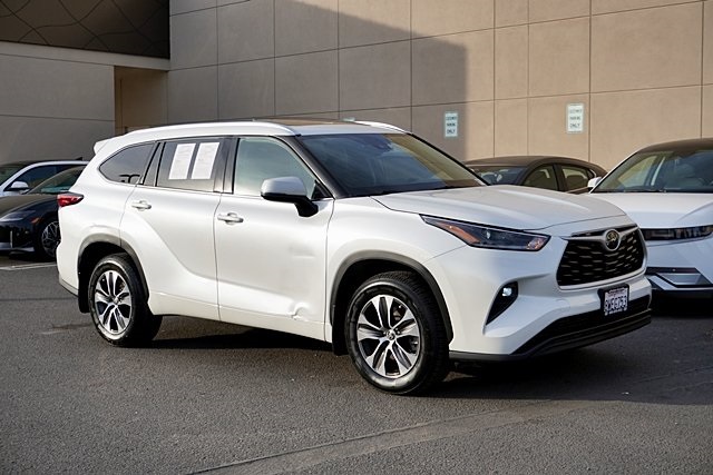 Used 2021 White Toyota XLE image 4