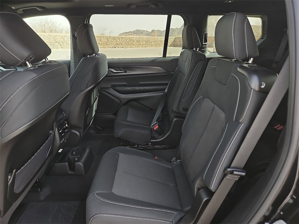 2025 Jeep Grand Cherokee Laredo X photo 9