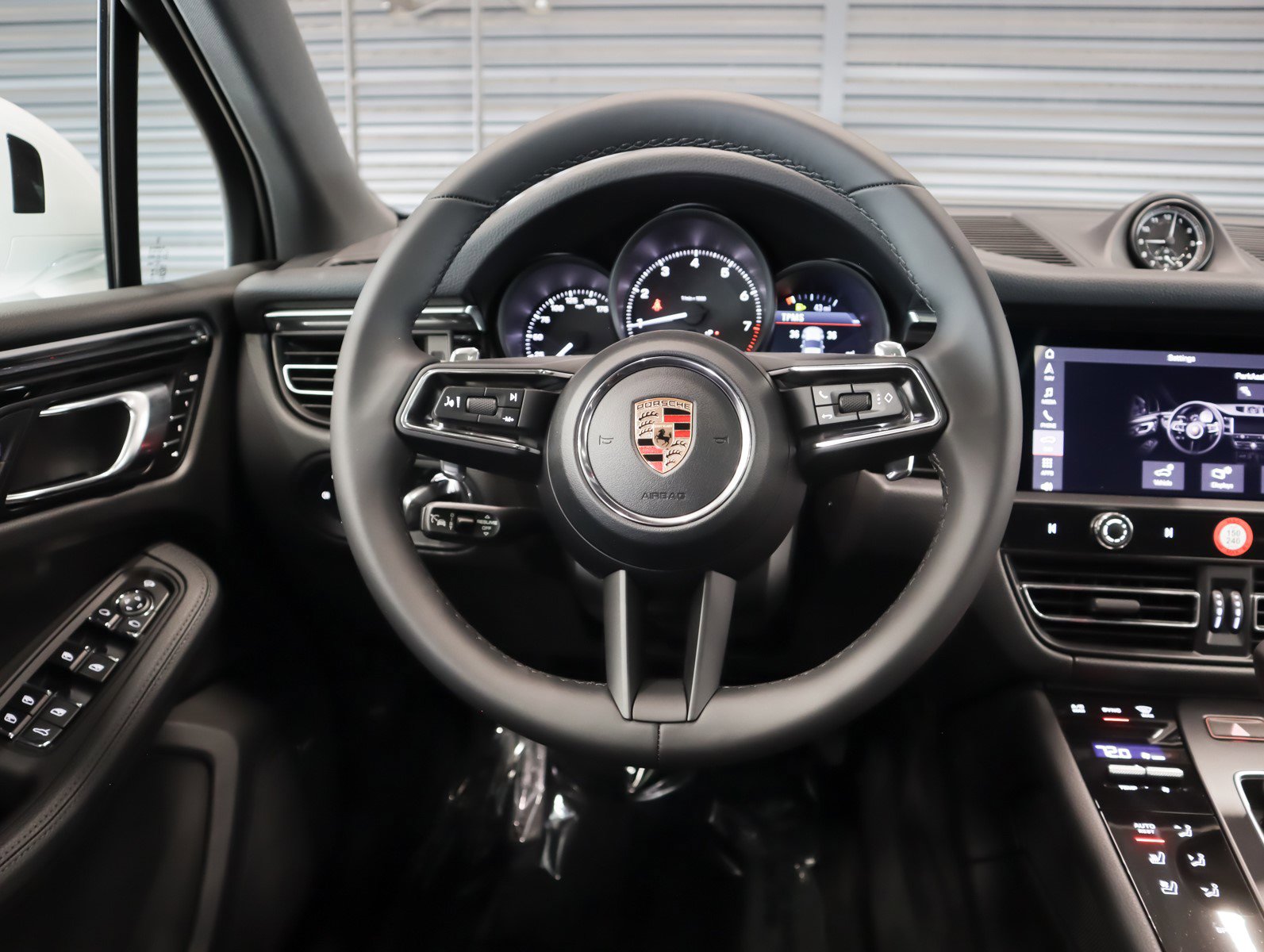 2026 Porsche Macan T photo 14