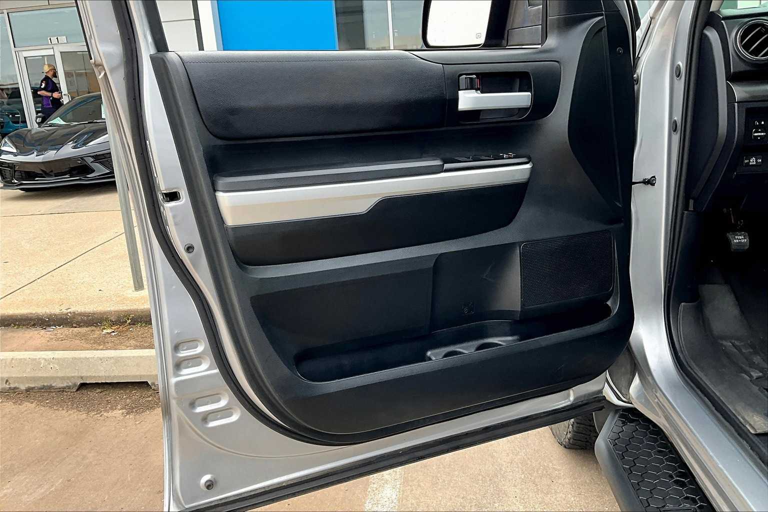 2017 Toyota Tundra SR5 photo 18