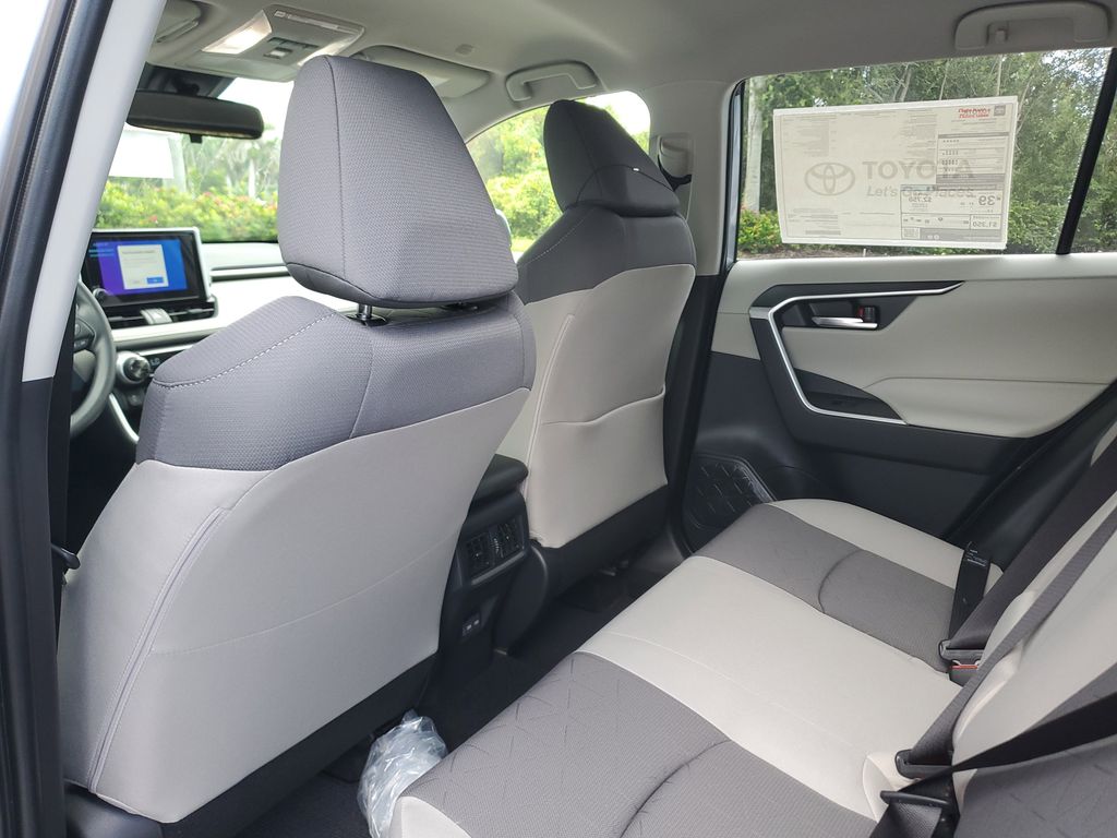 2025 Toyota RAV4 Hybrid XLE photo 17
