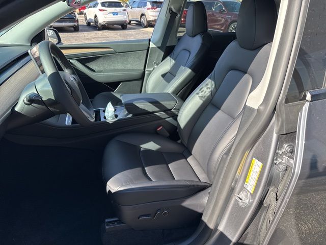 2025 Tesla Model Y Long Range photo 3