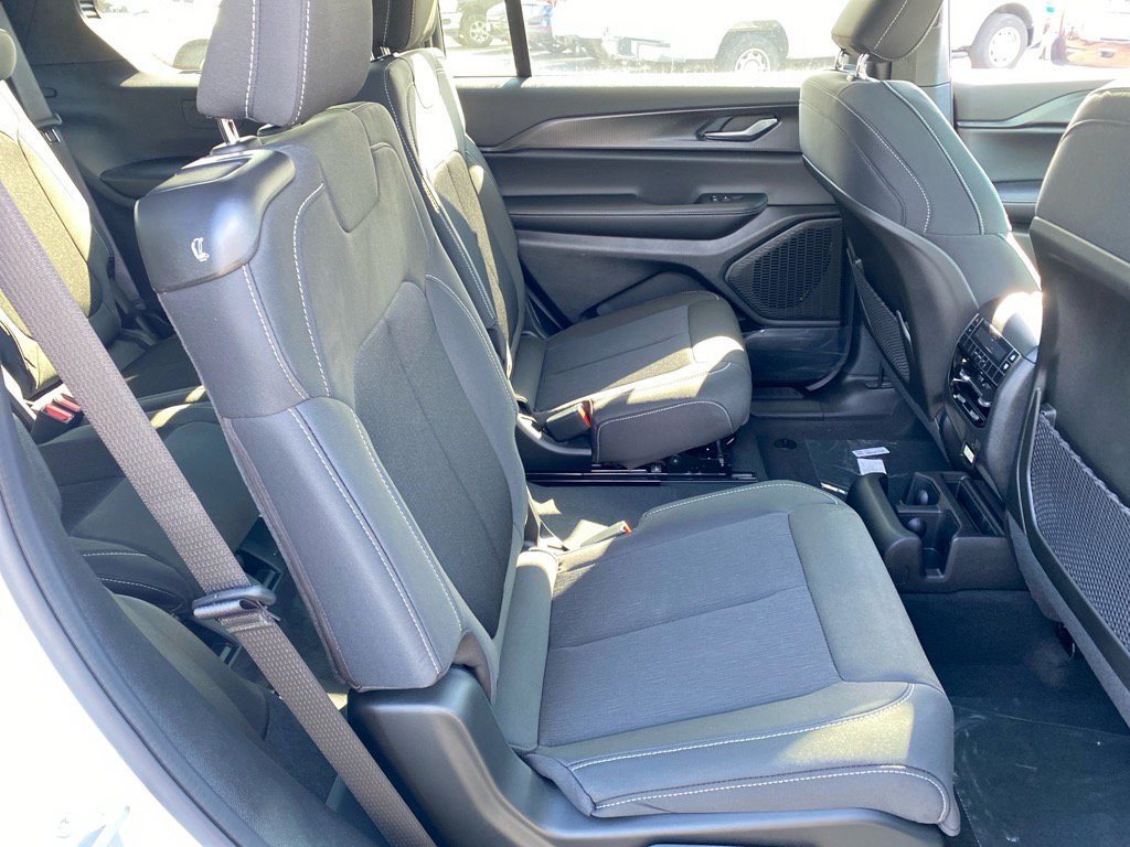 2025 Jeep Grand Cherokee Laredo X photo 14