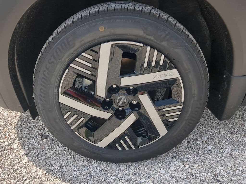 2025 Nissan Kicks SV photo 9