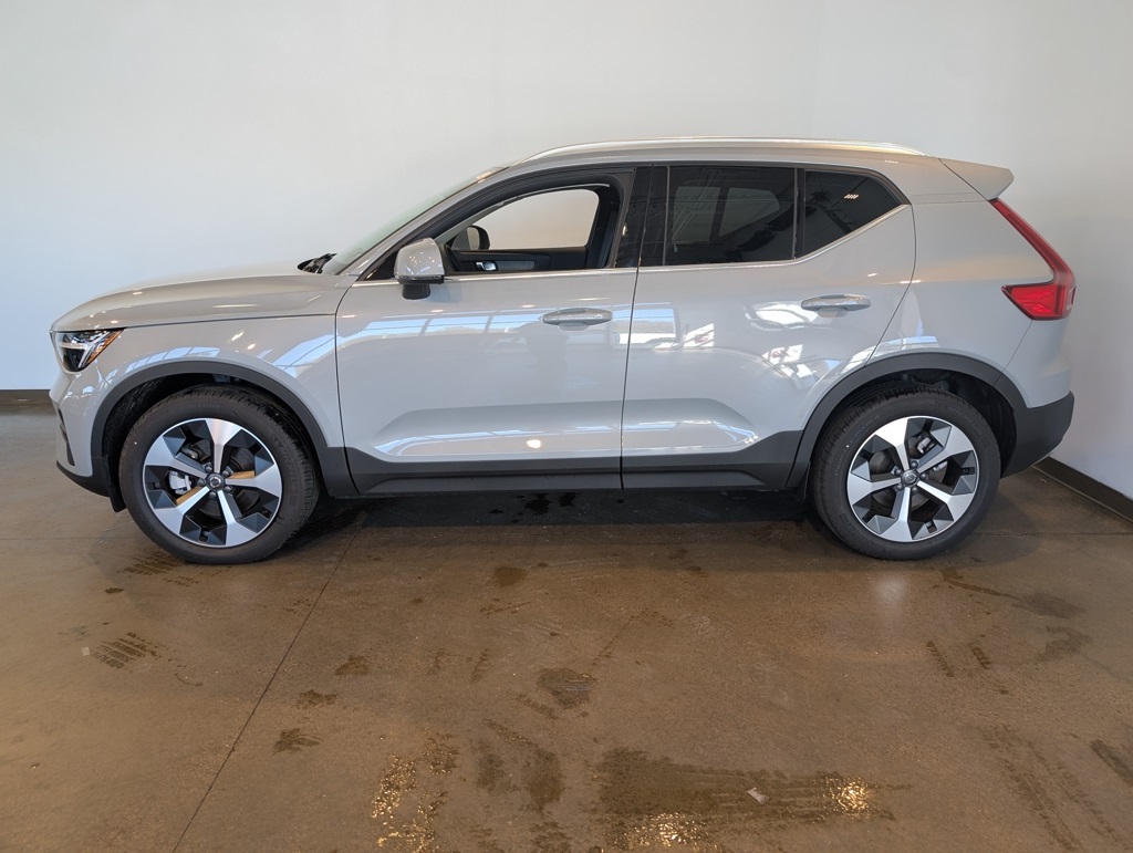 2025 Volvo XC40 Core photo 3