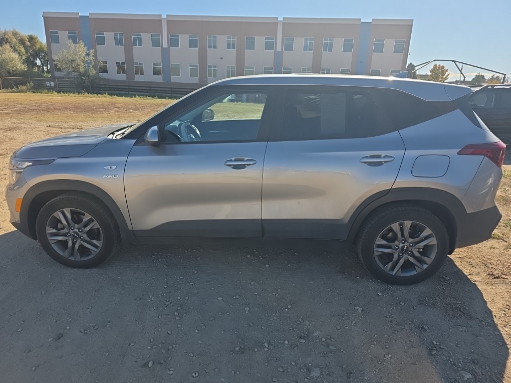 2022 Kia Seltos LX photo 2