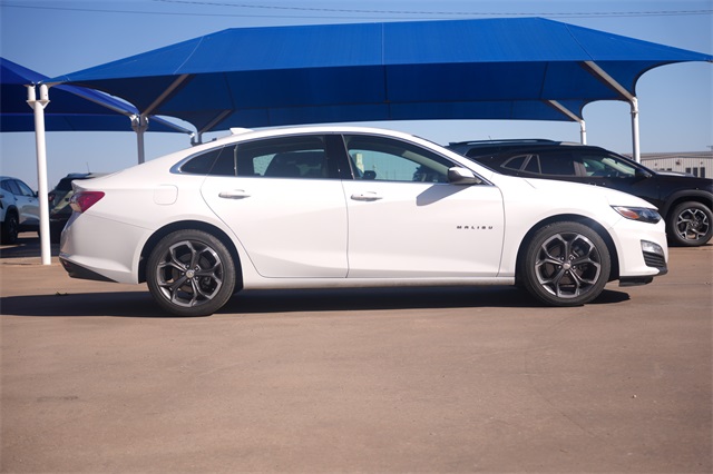 2022 Chevrolet Malibu 1LT photo 2