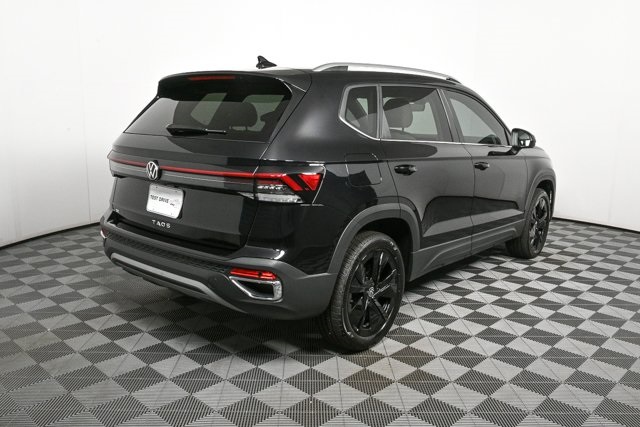 2025 Volkswagen Taos SE photo 2