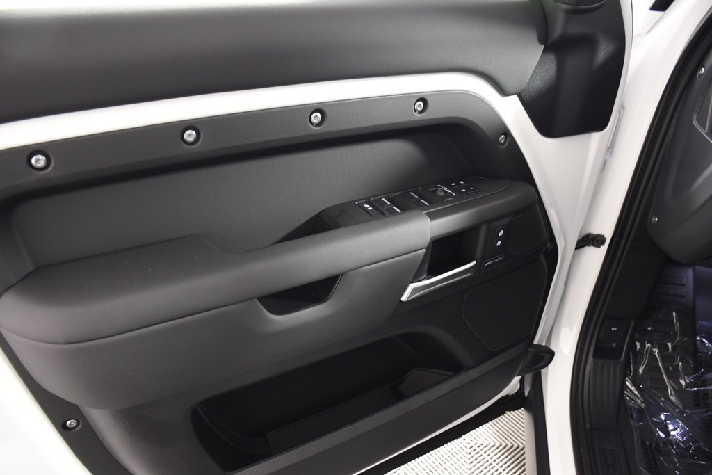 2025 Land Rover Defender 110 S photo 14