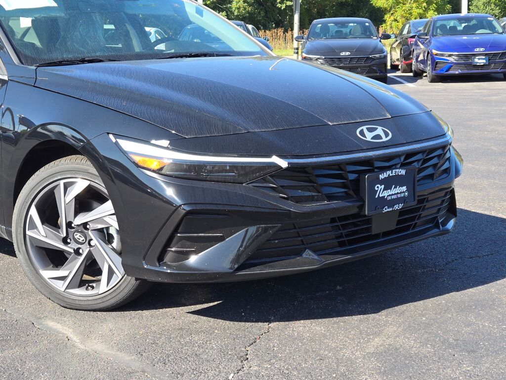 2025 Hyundai Elantra Hybrid Limited photo 2
