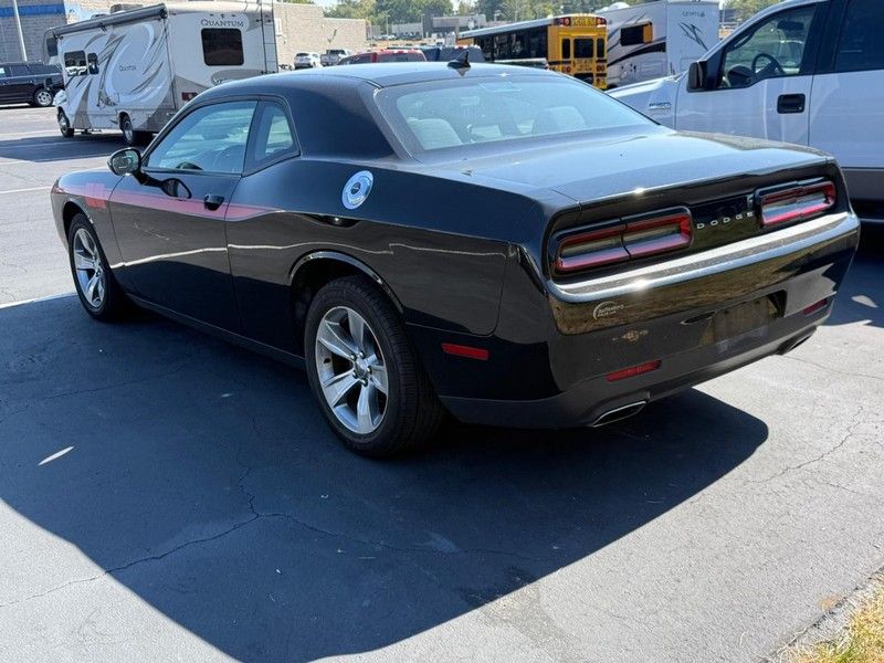 2017 Dodge Challenger SXT photo 4