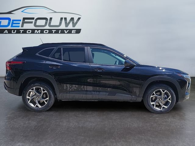 2025 Chevrolet Trax LT photo 2