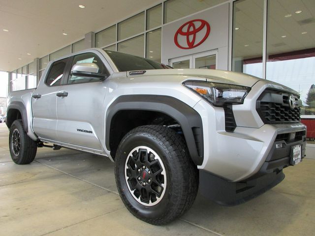 2025 Toyota Tacoma TRD Off-Road photo 3