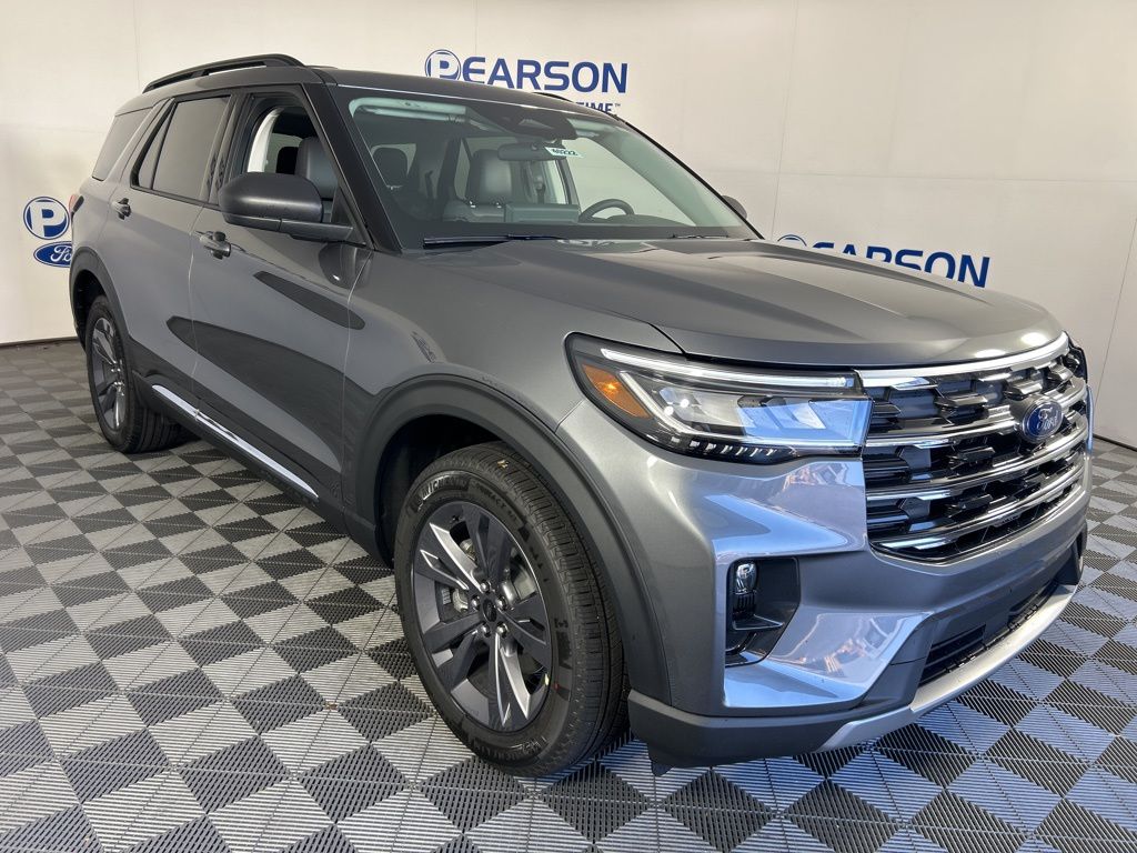 2025 Ford Explorer photo 3
